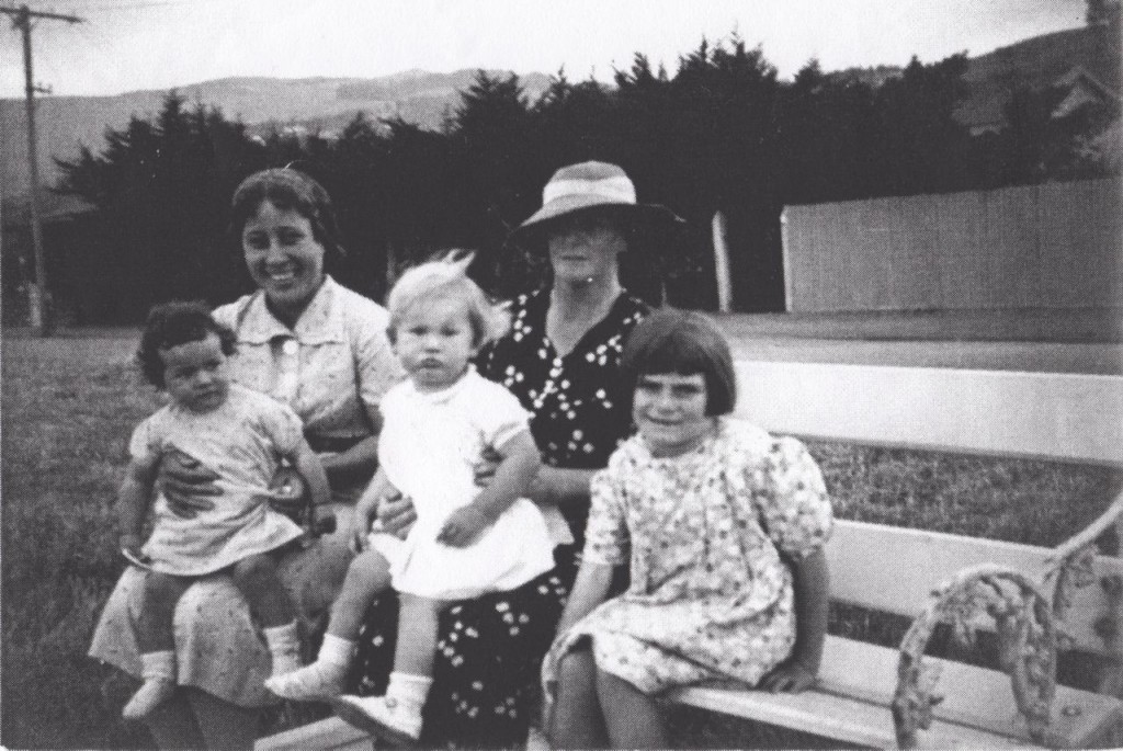 Jeanette, Sarah, Grant, Grandma Davey and little Ivy. Recliffs.