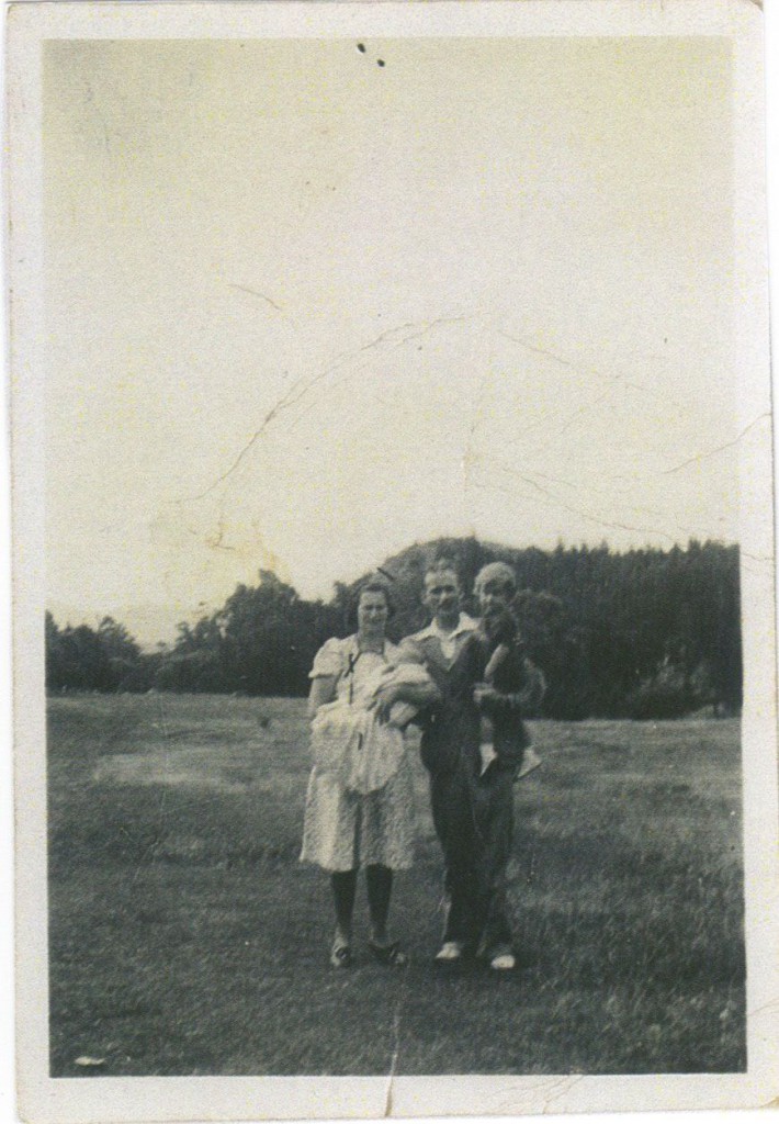 Grant, a baby in arms with Emma, Syd and Barbara on a visit to Charteris Bay.